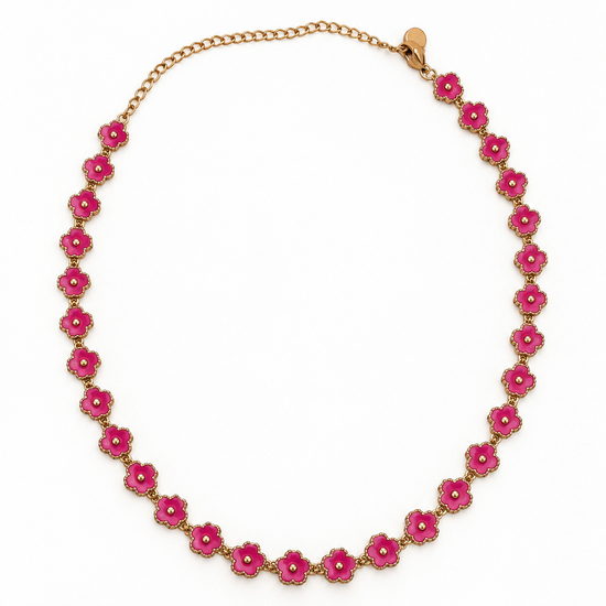 Collar Primavera Rubí BRAVATA, detalle 2: cadena con eslabones pequeños y flores de cinco pétalos en color malva con centro redondo dorado, unidas entre sí