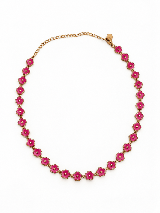 Collar Primavera Rubí BRAVATA, detalle 2: cadena con eslabones pequeños y flores de cinco pétalos en color malva con centro redondo dorado, unidas entre sí