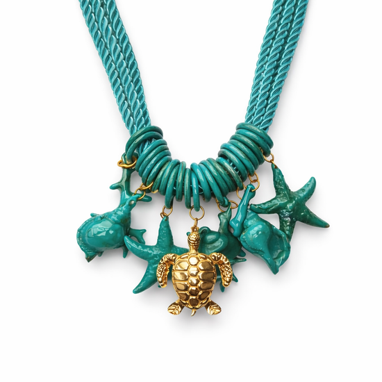 Collar de estilo veraniego en color verde con colgantes inspirados en el mar como tortuga, estrella y conchas. Diseño llamativo ideal para looks de verano.