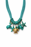 Collar de estilo veraniego en color verde con colgantes inspirados en el mar como tortuga, estrella y conchas. Diseño llamativo ideal para looks de verano.