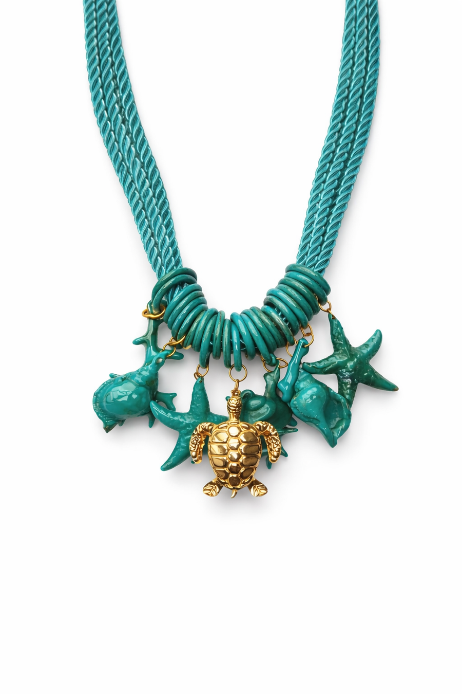 Collar de estilo veraniego en color verde con colgantes inspirados en el mar como tortuga, estrella y conchas. Diseño llamativo ideal para looks de verano.