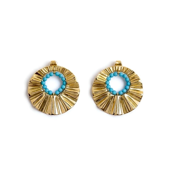 Pendientes dorados textura solar con aro de cuentas turquesa, modelo Albor