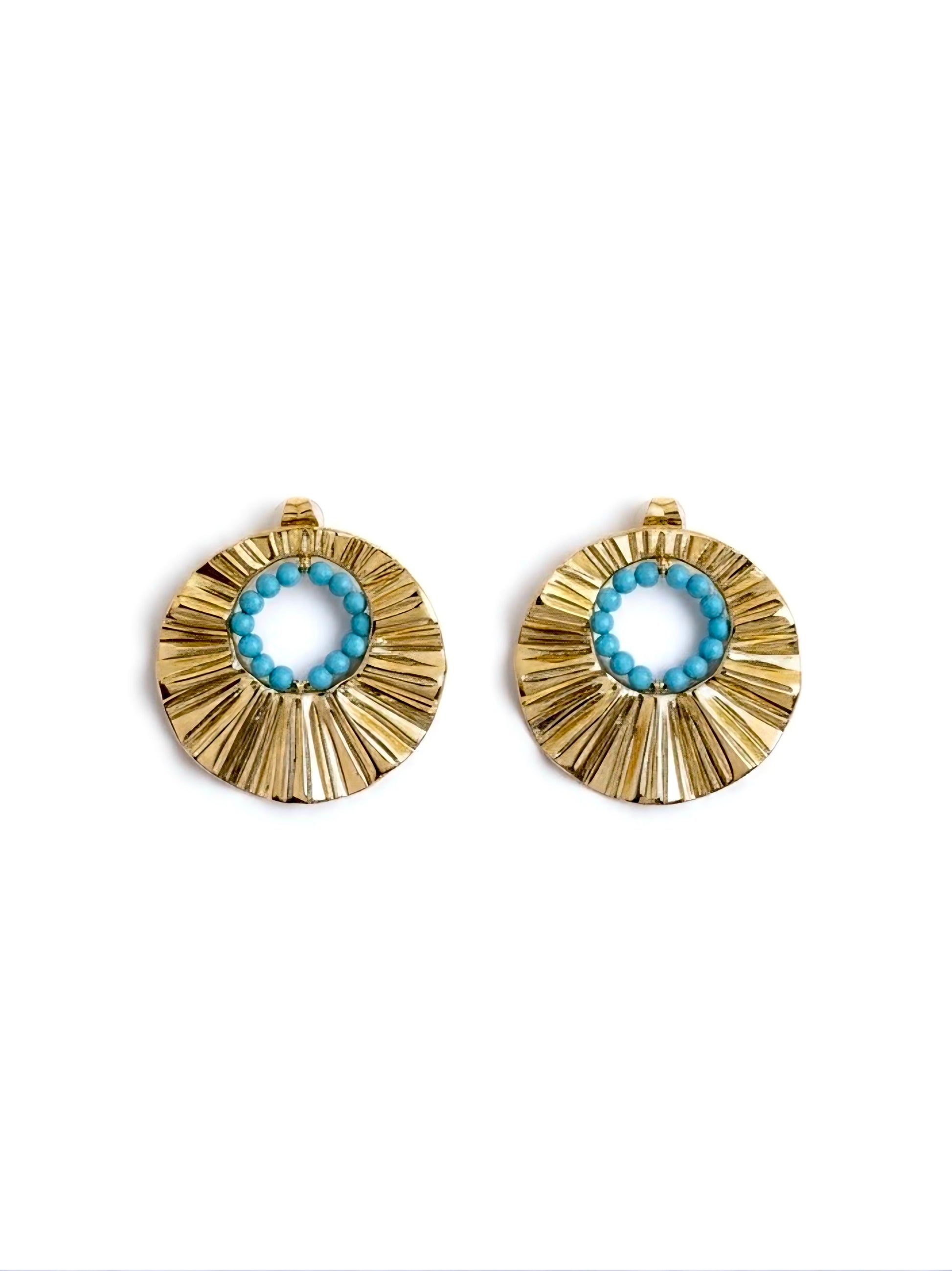 Pendientes dorados textura solar con aro de cuentas turquesa, modelo Albor