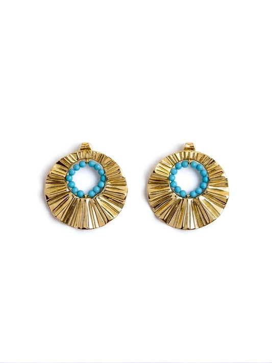 Pendientes dorados textura solar con aro de cuentas turquesa, modelo Albor