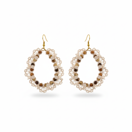 Pendientes crochet hechos a mano con piedras naturales en tonos coral o blanco