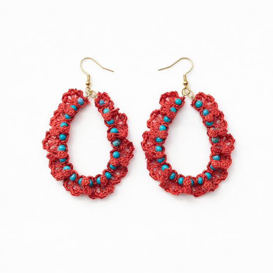 Pendientes crochet hechos a mano con piedras naturales en tonos coral o blanco