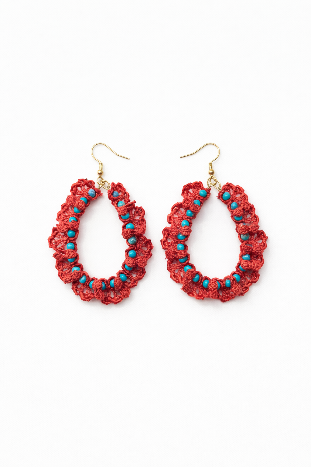 Pendientes crochet hechos a mano con piedras naturales en tonos coral o blanco