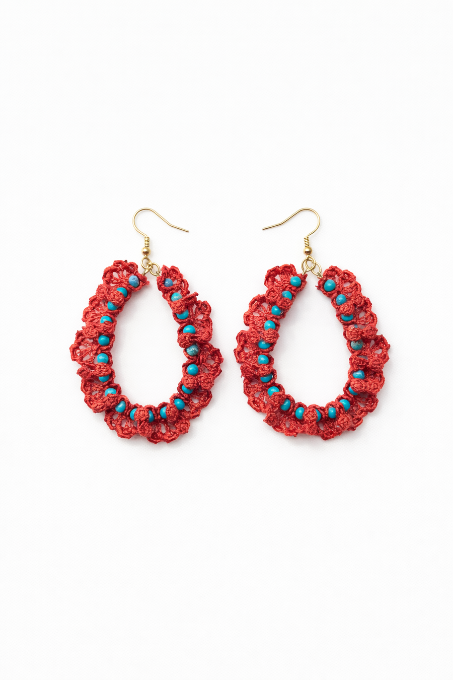 Pendientes crochet hechos a mano con piedras naturales en tonos coral o blanco