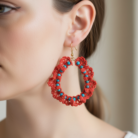 Pendientes crochet hechos a mano con piedras naturales en tonos coral o blanco sobre modelo