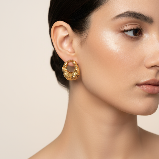 Pendientes Brava dorados en acero inoxidable con baño de oro 18K (PVD) sobre modelo