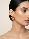Pendientes Brava dorados en acero inoxidable con baño de oro 18K (PVD) sobre modelo