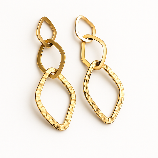 Pendientes dorados geométricos Bravata de acero inoxidable con baño de oro, diseño elegante y texturizado
