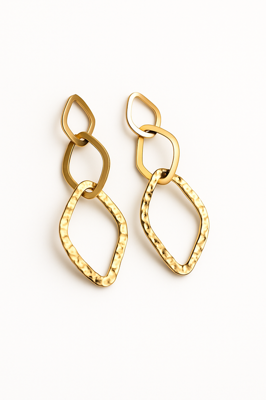 Pendientes dorados geométricos Bravata de acero inoxidable con baño de oro, diseño elegante y texturizado