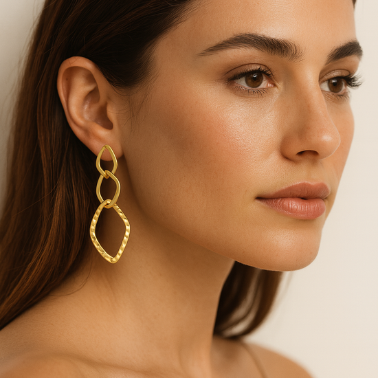 Pendientes dorados geométricos Bravata de acero inoxidable con baño de oro, elegantes y ligeros