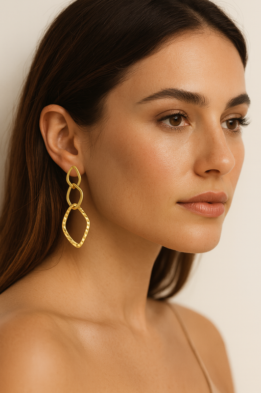 Pendientes dorados geométricos Bravata de acero inoxidable con baño de oro, elegantes y ligeros