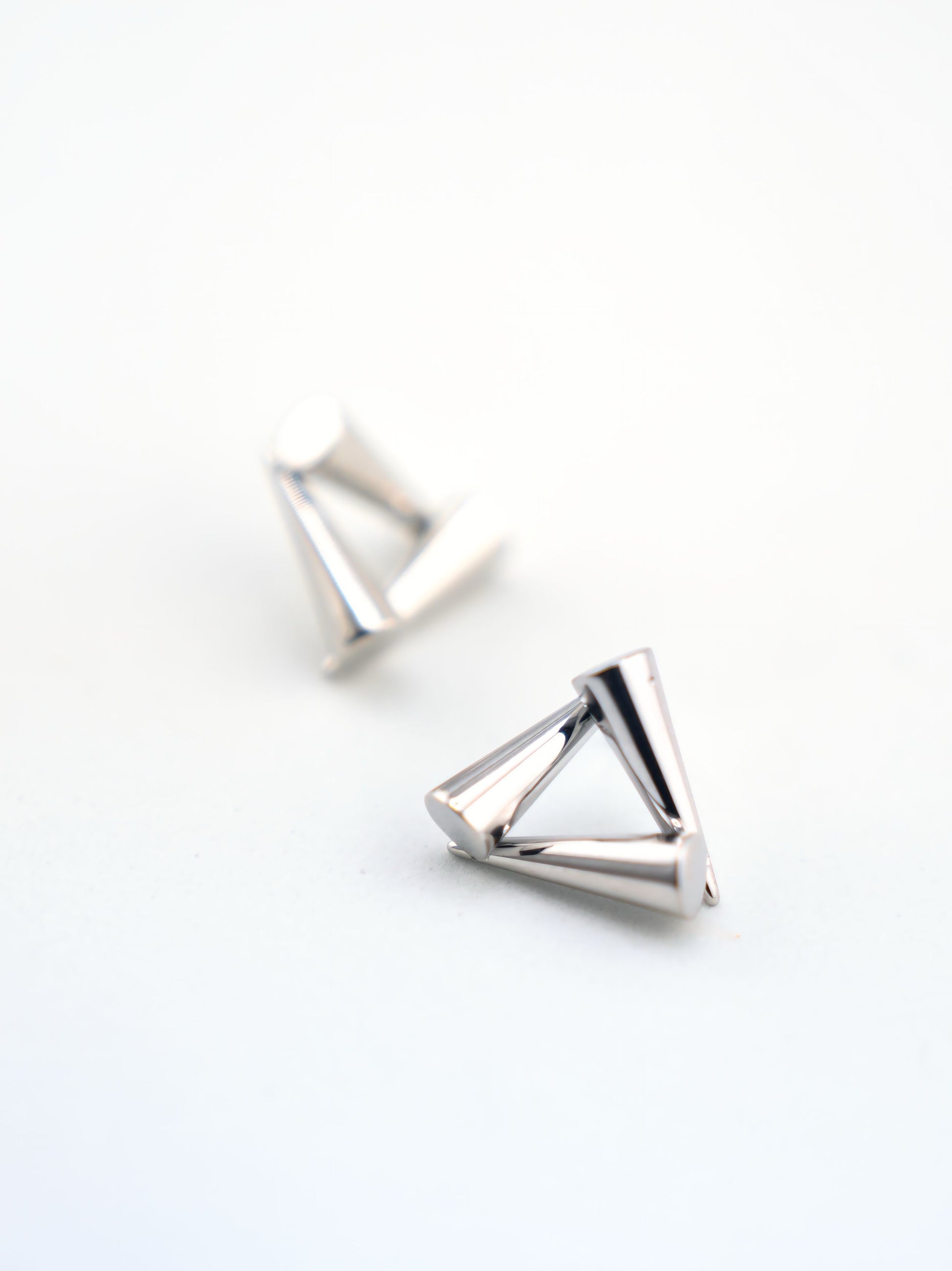 Pendientes Delta en acero inoxidable con baño de oro 18K o plateado (PVD)