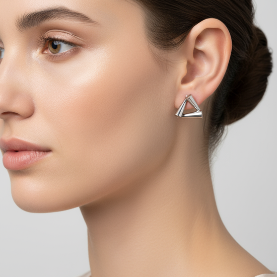 Pendientes Delta en acero inoxidable con baño de oro 18K o plateado (PVD) sobre modelo