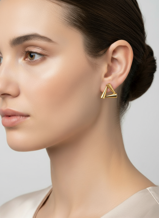Pendientes Delta en acero inoxidable con baño de oro 18K o plateado (PVD) sobre modelo