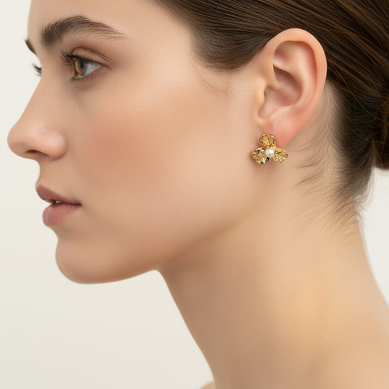 Pendientes Flor de Marea dorados en acero inoxidable con baño de oro 18K (PVD) sobre modelo