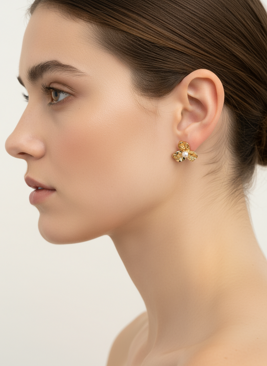 Pendientes Flor de Marea dorados en acero inoxidable con baño de oro 18K (PVD) sobre modelo
