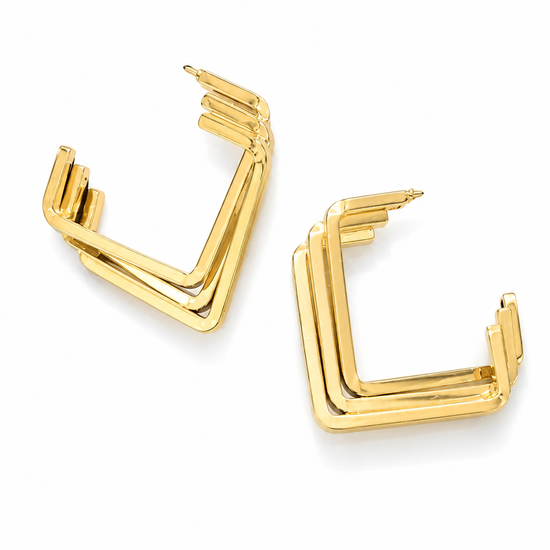 Pendientes Kaelis de acero inoxidable con diseño geométrico abierto y baño de oro de 18K. Modernos, ligeros, hipoalergénicos y resistentes al agua.