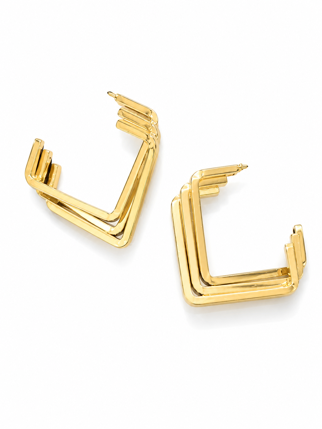 Pendientes Kaelis de acero inoxidable con diseño geométrico abierto y baño de oro de 18K. Modernos, ligeros, hipoalergénicos y resistentes al agua.