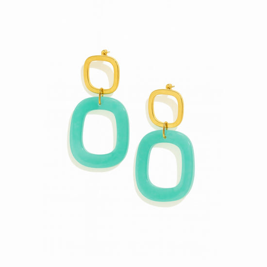 Pendientes dorados con aro grande verde agua en resina (modelo Laguna Aqua)