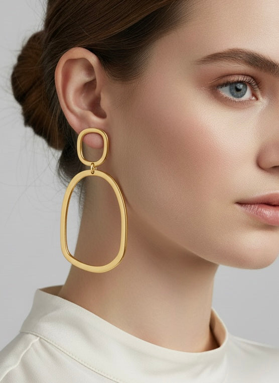 Pendientes Lena geométricos disponibles en dorado y plateado