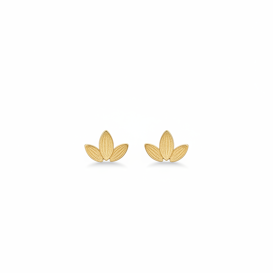 Pendientes mini dorados con tres pétalos tipo loto, textura sedosa (modelo Mini Loto) 