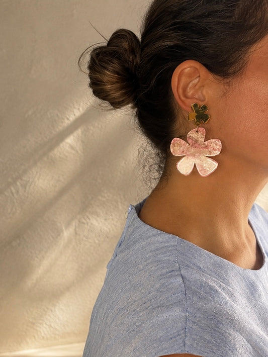 Mujer llevando los Pendientes Solenne BRAVATA de flores rosas y doradas