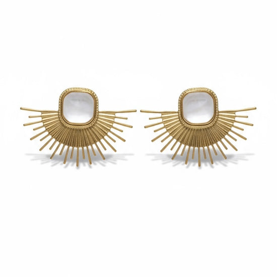 Pendientes Solsticio de Nácar Bravata dorados, diseño radial con nácar y acabado elegante