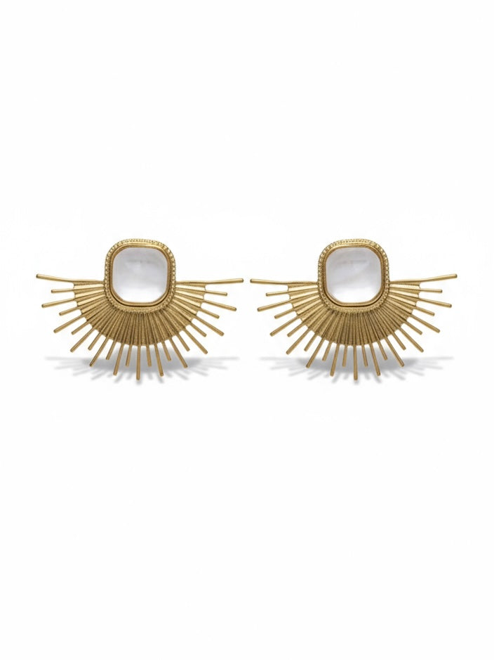 Pendientes Solsticio de Nácar Bravata dorados, diseño radial con nácar y acabado elegante