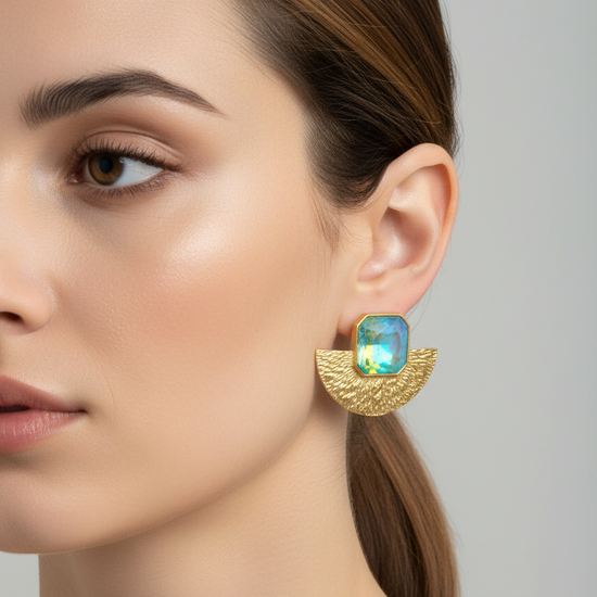 Pendientes dorados con media luna martelé y cristal aqua talla esmeralda (modelo Eclipse Aqua) sobre modelo