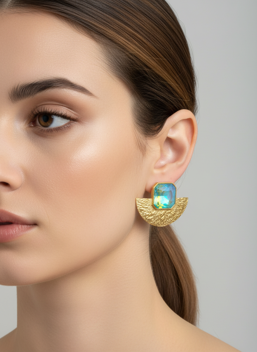 Pendientes dorados con media luna martelé y cristal aqua talla esmeralda (modelo Eclipse Aqua) sobre modelo