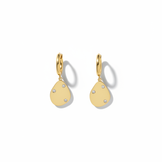 Aros dorados con colgante de gota pulida y tres circonitas blancas (modelo Gota Constelación)