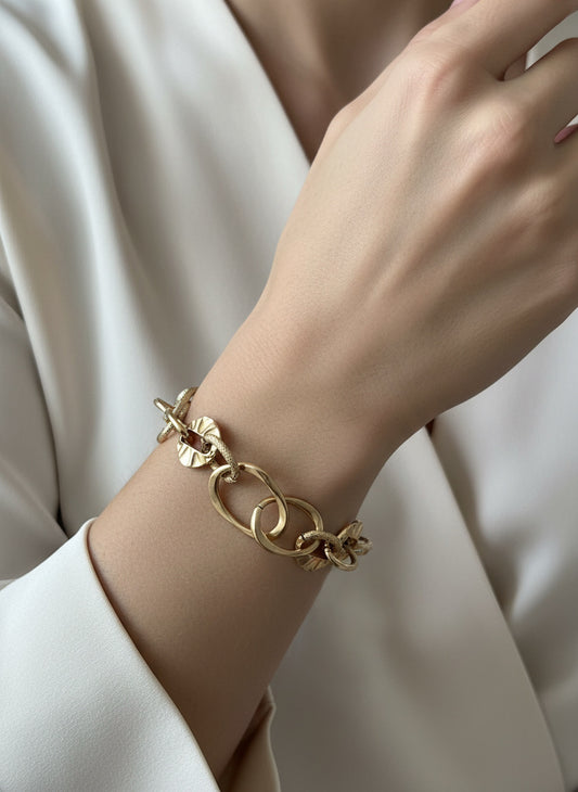 Pulsera de eslabones dorados con discos texturizados en acero con baño de oro 18K sobre modelo