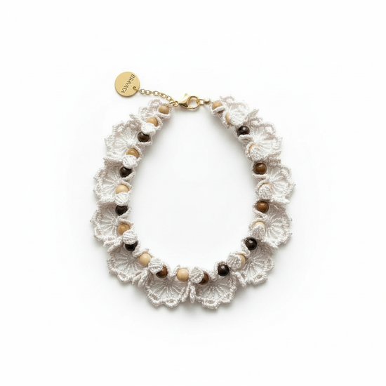 Pulsera crochet hecha a mano en coral o blanco con piedras naturales y acero dorado