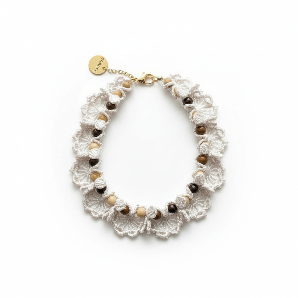 Pulsera crochet hecha a mano en coral o blanco con piedras naturales y acero dorado