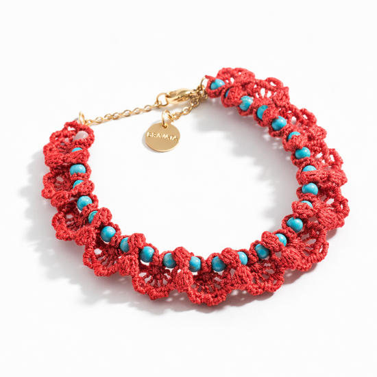 Pulsera crochet hecha a mano en coral o blanco con piedras naturales y acero dorado