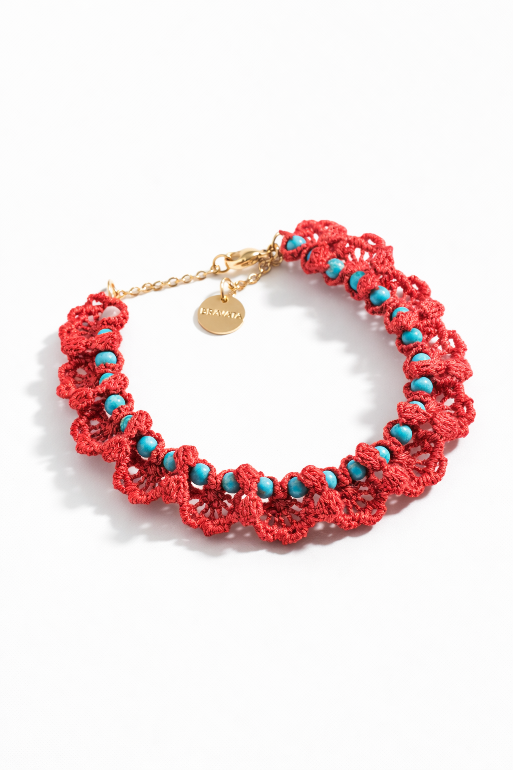 Pulsera crochet hecha a mano en coral o blanco con piedras naturales y acero dorado