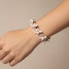 Pulsera crochet hecha a mano en coral o blanco con piedras naturales y acero dorado sobre modelo