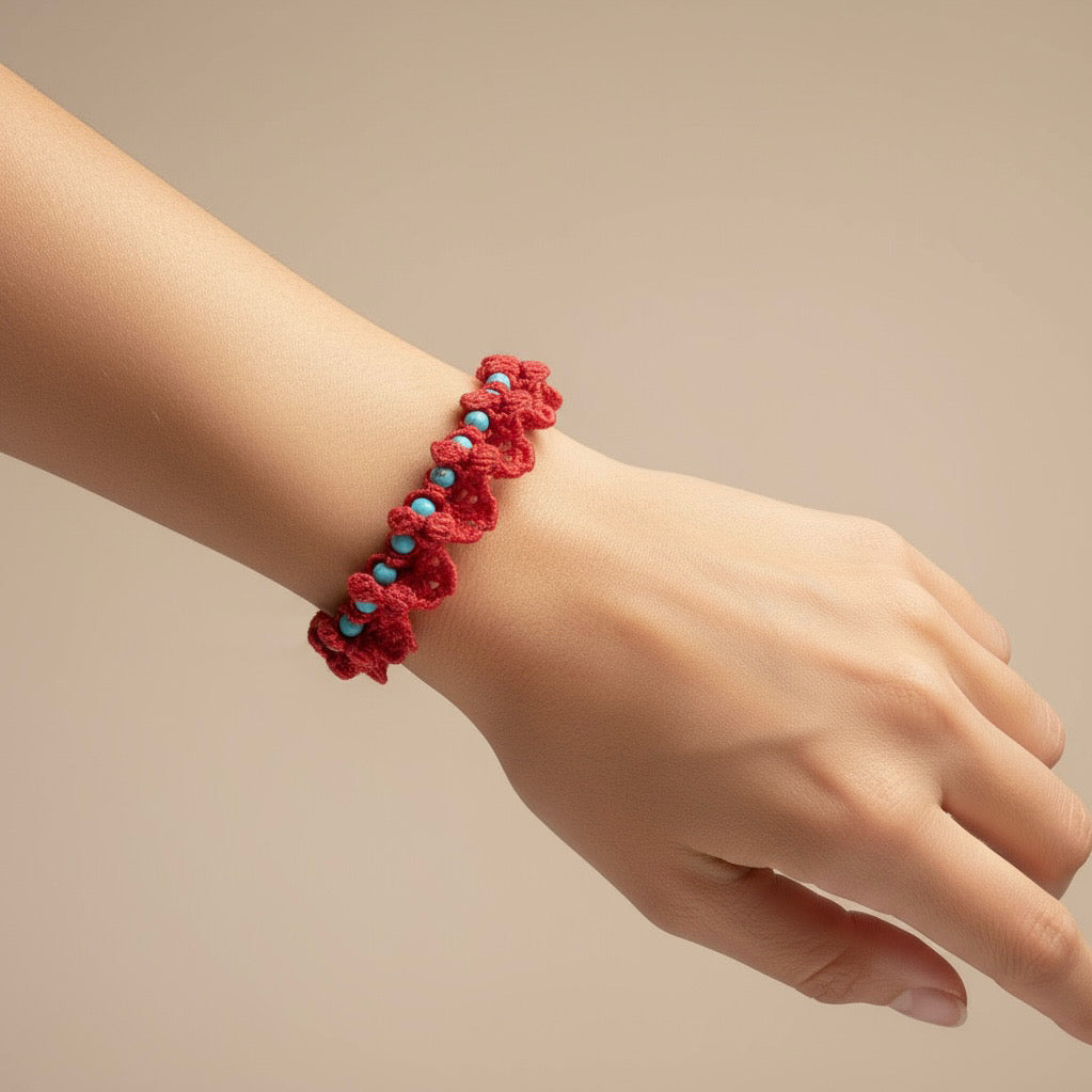 Pulsera crochet hecha a mano en coral o blanco con piedras naturales y acero dorado sobre modelo