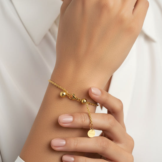 Pulsera Brisa dorada en acero inoxidable con baño de oro 18K sobre modelo