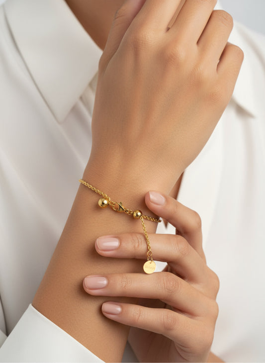 Pulsera Brisa dorada en acero inoxidable con baño de oro 18K sobre modelo