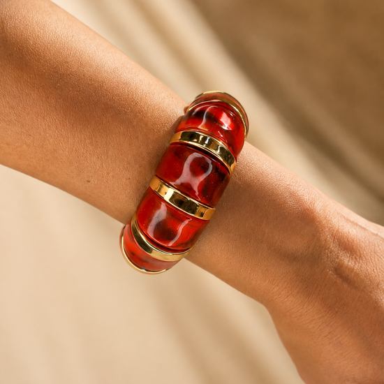 Mujer llevando la Pulsera Carmesia BRAVATA roja y dorada