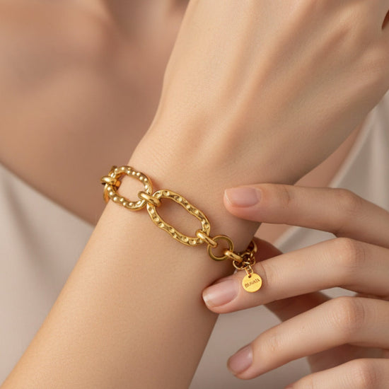 Pulsera Magna dorada en acero inoxidable con baño de oro 18K (PVD) sobre modelo