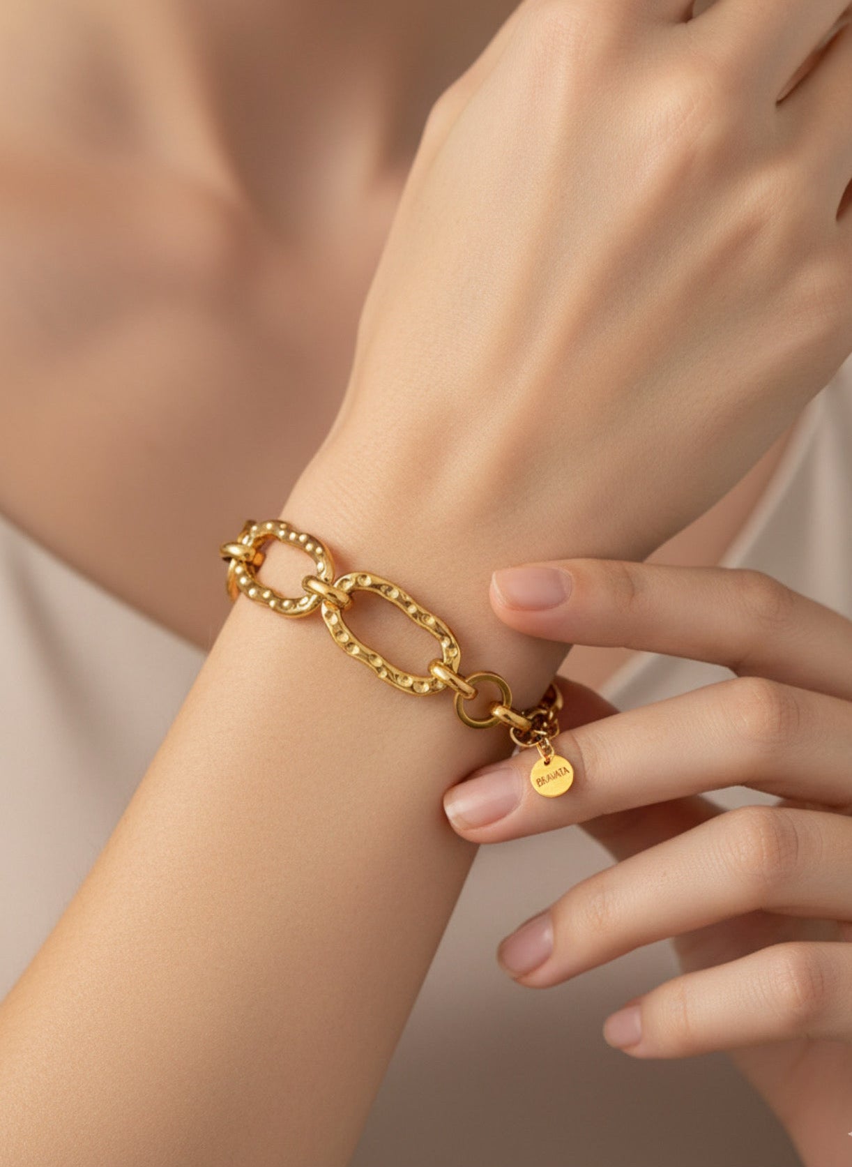 Pulsera Magna dorada en acero inoxidable con baño de oro 18K (PVD) sobre modelo