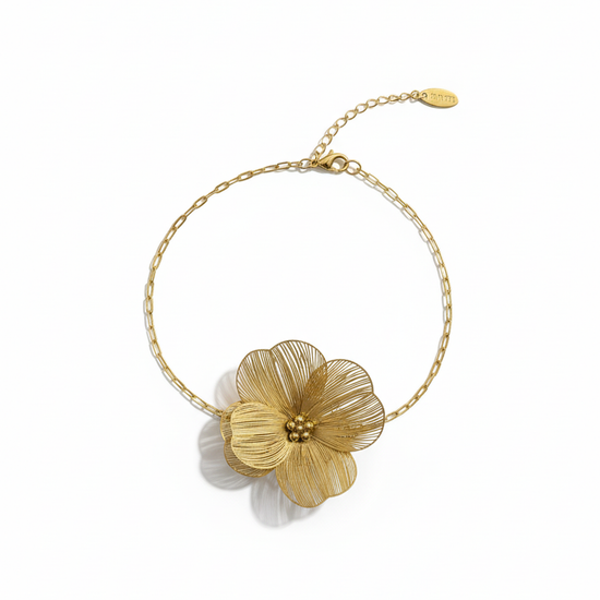 Pulsera dorada con flor grande texturada, en acero con baño de oro 18K