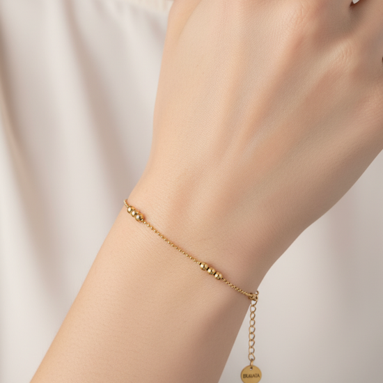 Pulsera Marula dorada en acero inoxidable con baño de oro 18K (PVD) sobre modelo