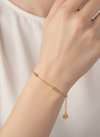 Pulsera Marula dorada en acero inoxidable con baño de oro 18K (PVD) sobre modelo